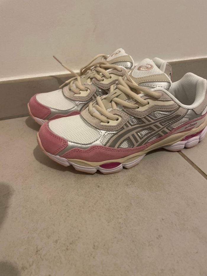 Asics gel rose taille 40 jamais porté