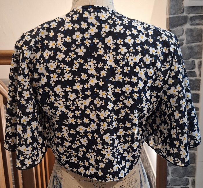 Boléro court avec pans à nouer noir à fleurs blanches - photo numéro 5