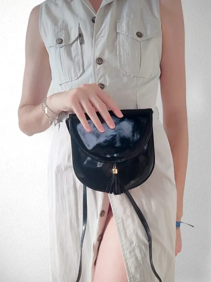 Pochette demi-lune à bandoulière noir cuir vernis pompon doré vintage - 25×17×6cm - photo numéro 3