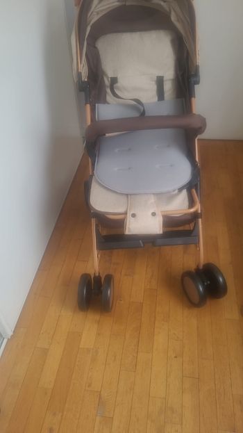 Poussette combiné 2en1  remise en main propre  prix  négociable 