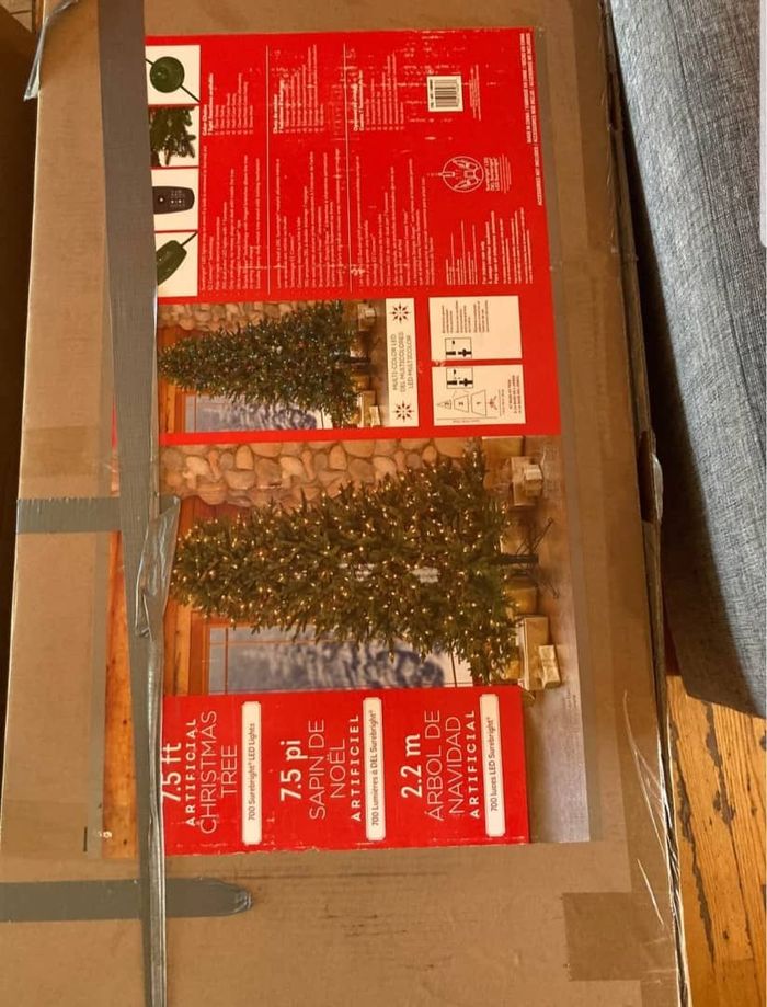 Sapin artificiel Aspen pré-illuminé de 2,3 m (7,5 pi) avec 700 lumières DEL SureBright à effets