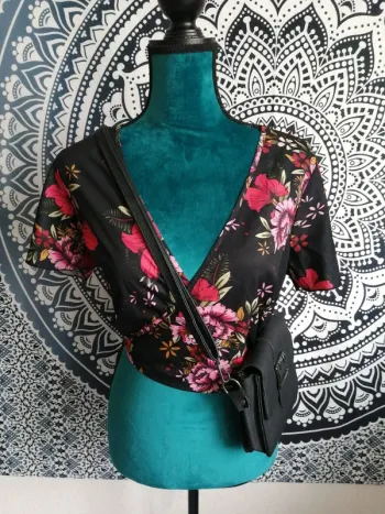 Haut noir manches courtes cache coeur motifs fleurs / shein / (M)