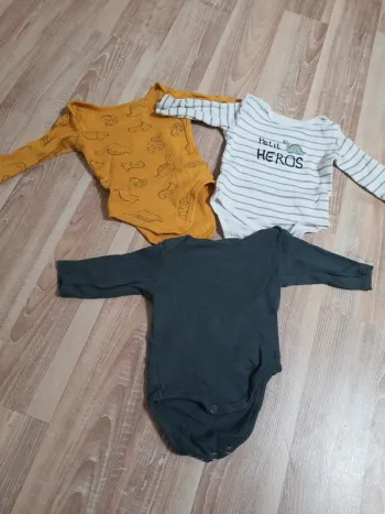 Lot de 3 bodies dinosaures taille 56 cm