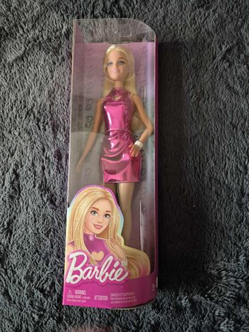 Barbie Fashionistas Poupée avec cheveux blonds, portant une mini-robe rose métallique