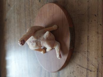 Statuette / figurine chat Quelle souplesse sur socle bois – déco originale