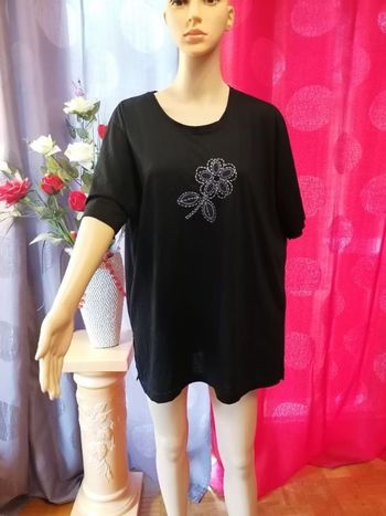 Beau tee-shirt avec ouverture de chaque côté belle qualité