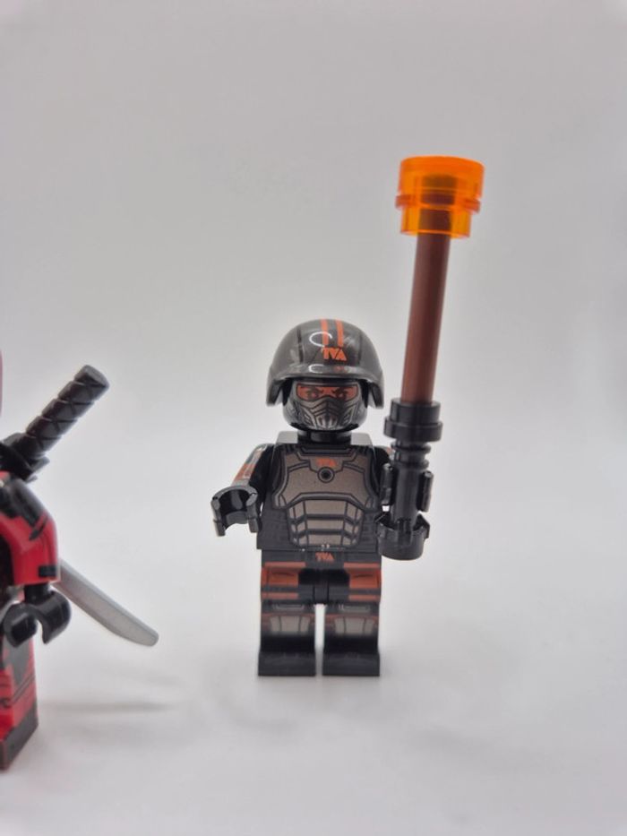 Figurines type lego Deadpool et Wolverine + 2 agents TVA Marvel - photo numéro 5