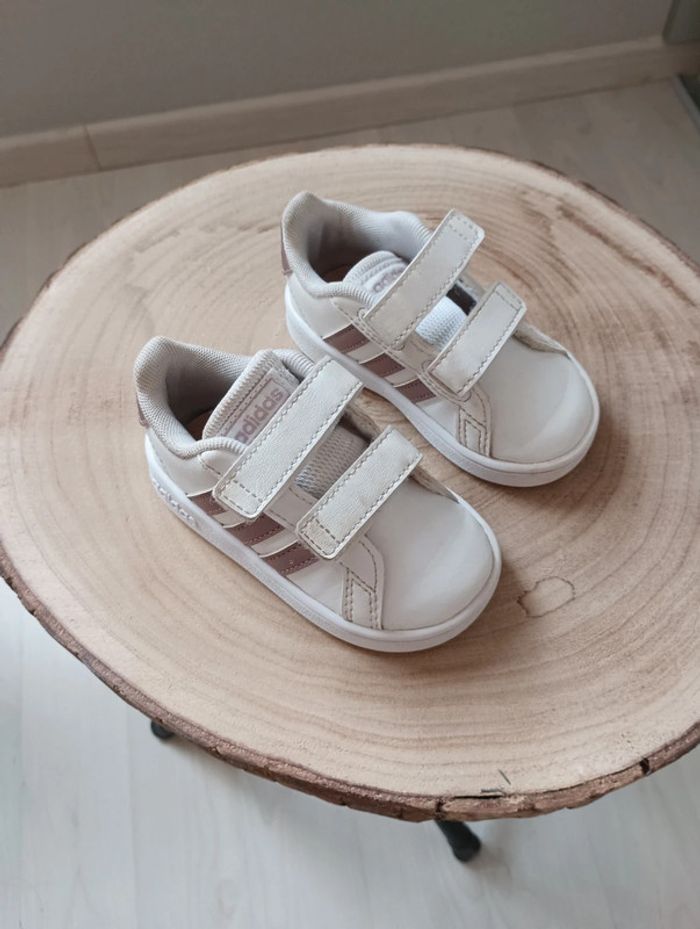 Basket Adidas taille 20 en très bon état