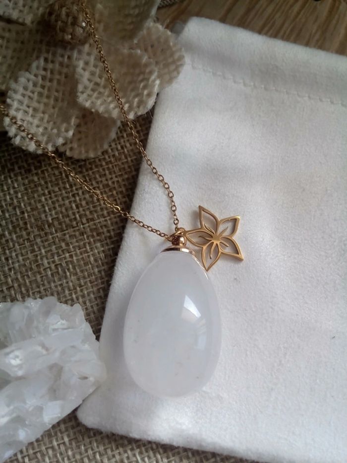 Collier pierre de cristal de roche et fleur de tiaré - photo numéro 3