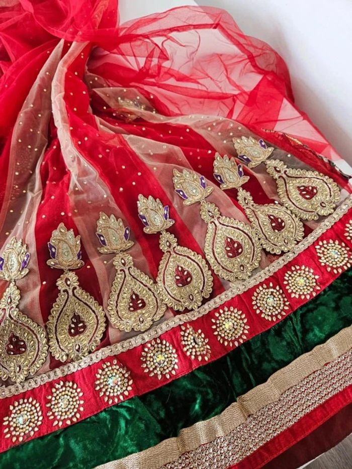 Véritable magnifique sari île Maurice brodé fait à la main rouge et vert velour robe indienne - photo numéro 4