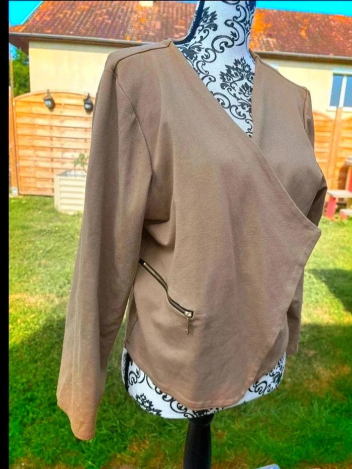 Élégance Minimaliste - Veste blazer Croisée Taupe Chic - photo numéro 4