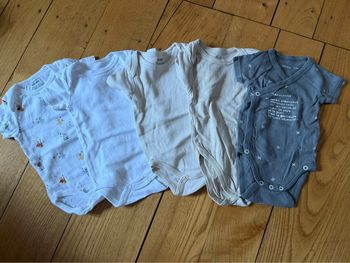 Bodies et pyjamas en très bon état taille 3 mois