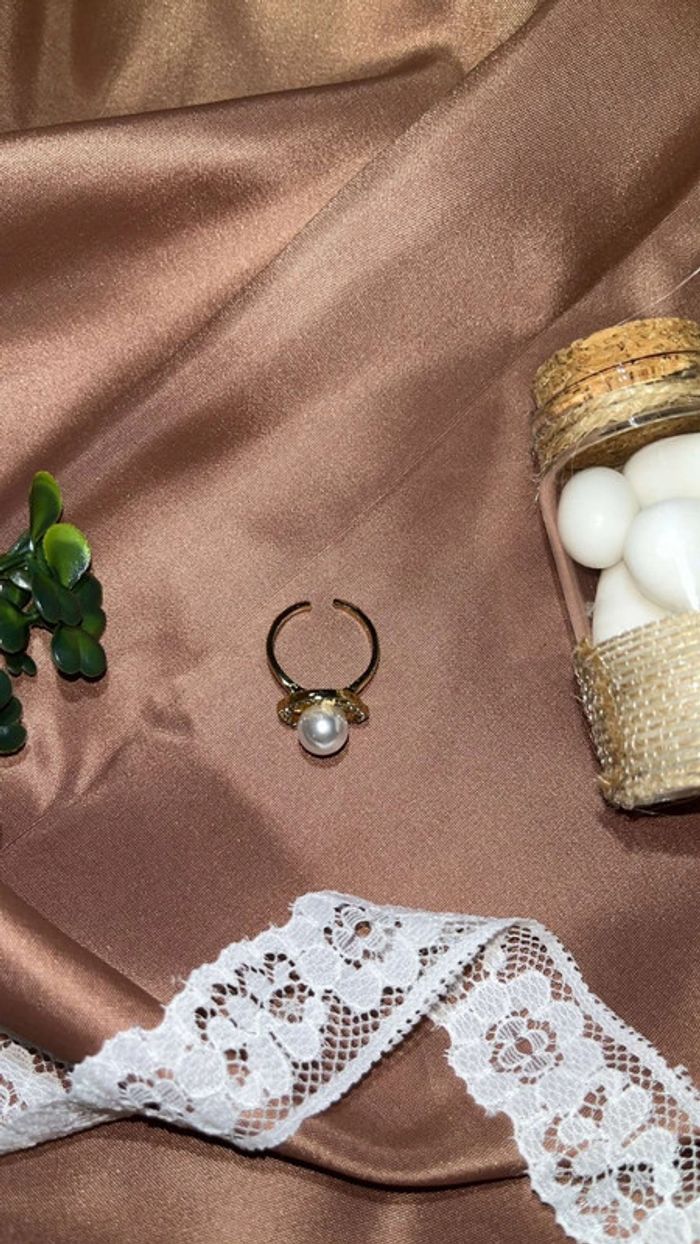Ensemble bijoux perles blanches entourées de doré – Collier, bague & boucles d’oreilles - photo numéro 4