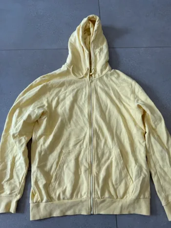 Sweat zippé à capuche Celio, taille M, bon état mais il y a une petite trace