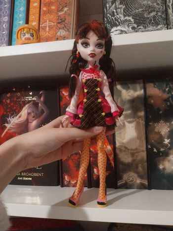 Poupée Draculaura School's Out St Valentin Basic 1 Monster High Mattel