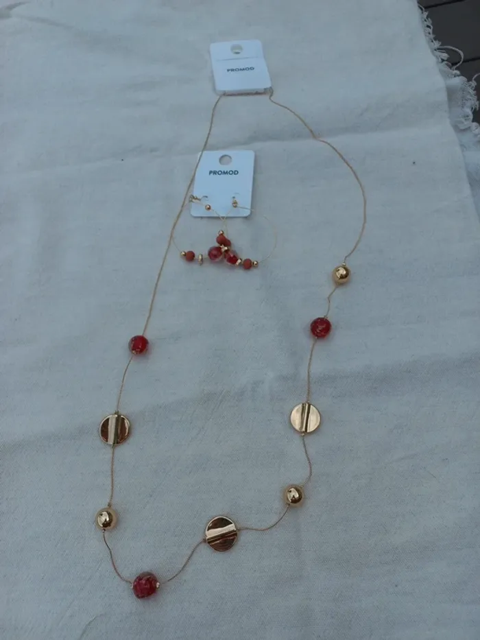 Sautoir et boucles d'oreilles