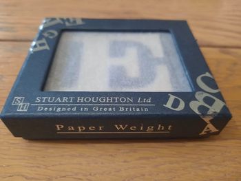 Presse papier neuf lettre E