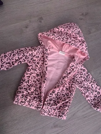 Veste rose avec cœurs 9-12 mois