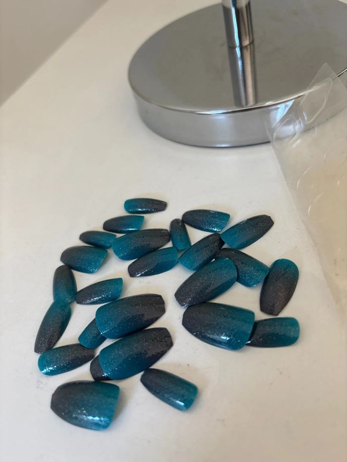 Faux ongles bleu à coller - photo numéro 2