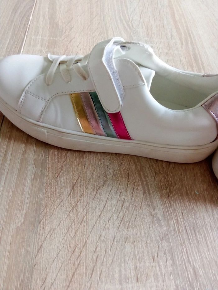 Basket blanche taille 33 à scratch et lacet avec bandes de couleurs sur un côté - photo numéro 3
