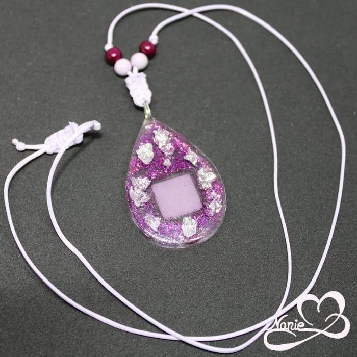 Pendentif en résine rose avec une mosaïque !!