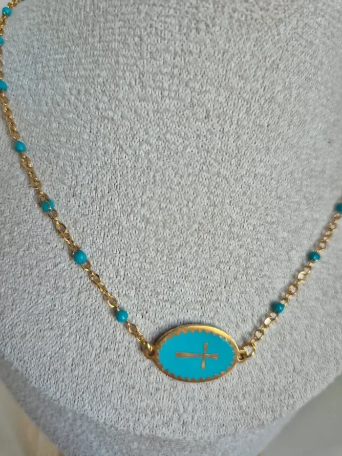 Collier style gigi dorée en acier inoxydable
🌸 perles bleu avec médaille croix - photo numéro 4