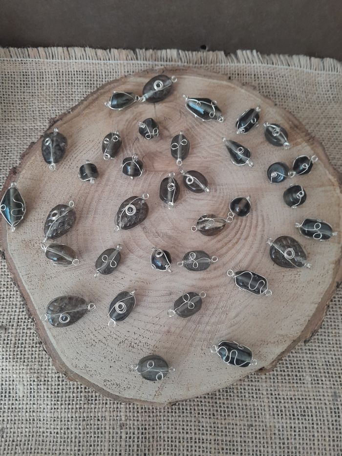 Lot de 34 perles noires transparente en verre et fils de fer.