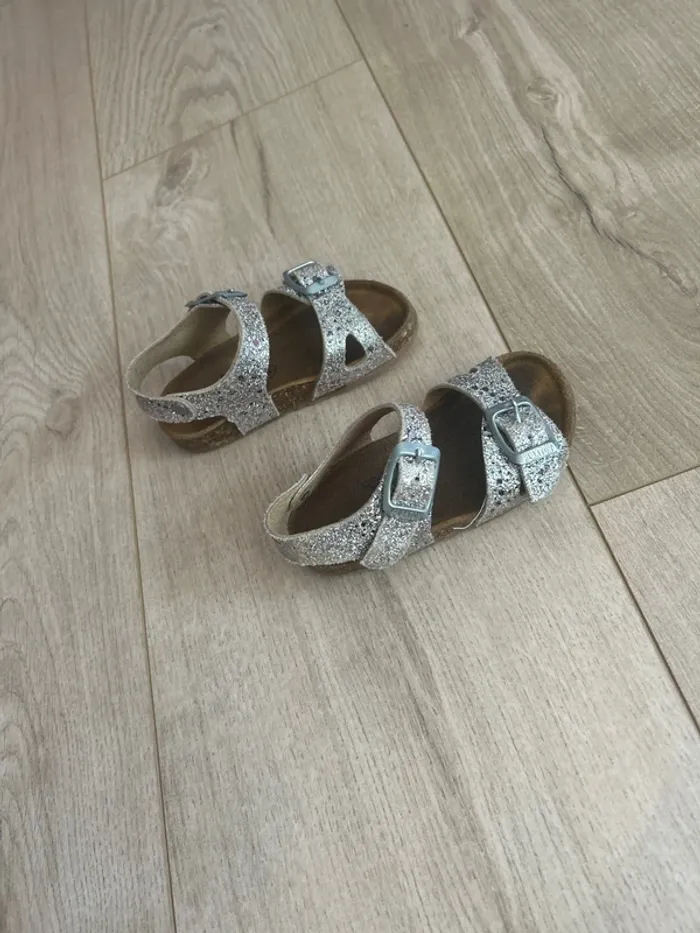 Nu pied petite fille - photo numéro 4