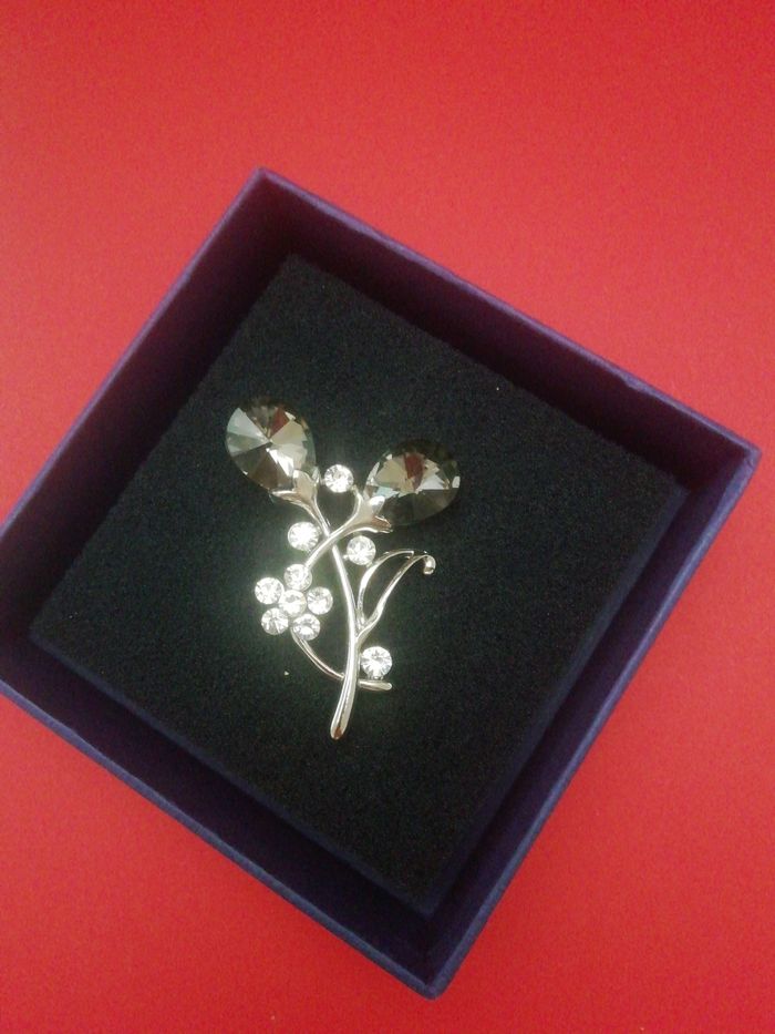 Broche pierre cristal et strass