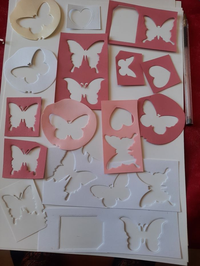 Lot divers pochoirs papier papillions coeur lot A