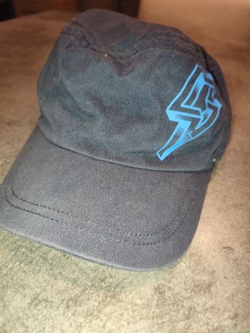 casquette bleu foncé
