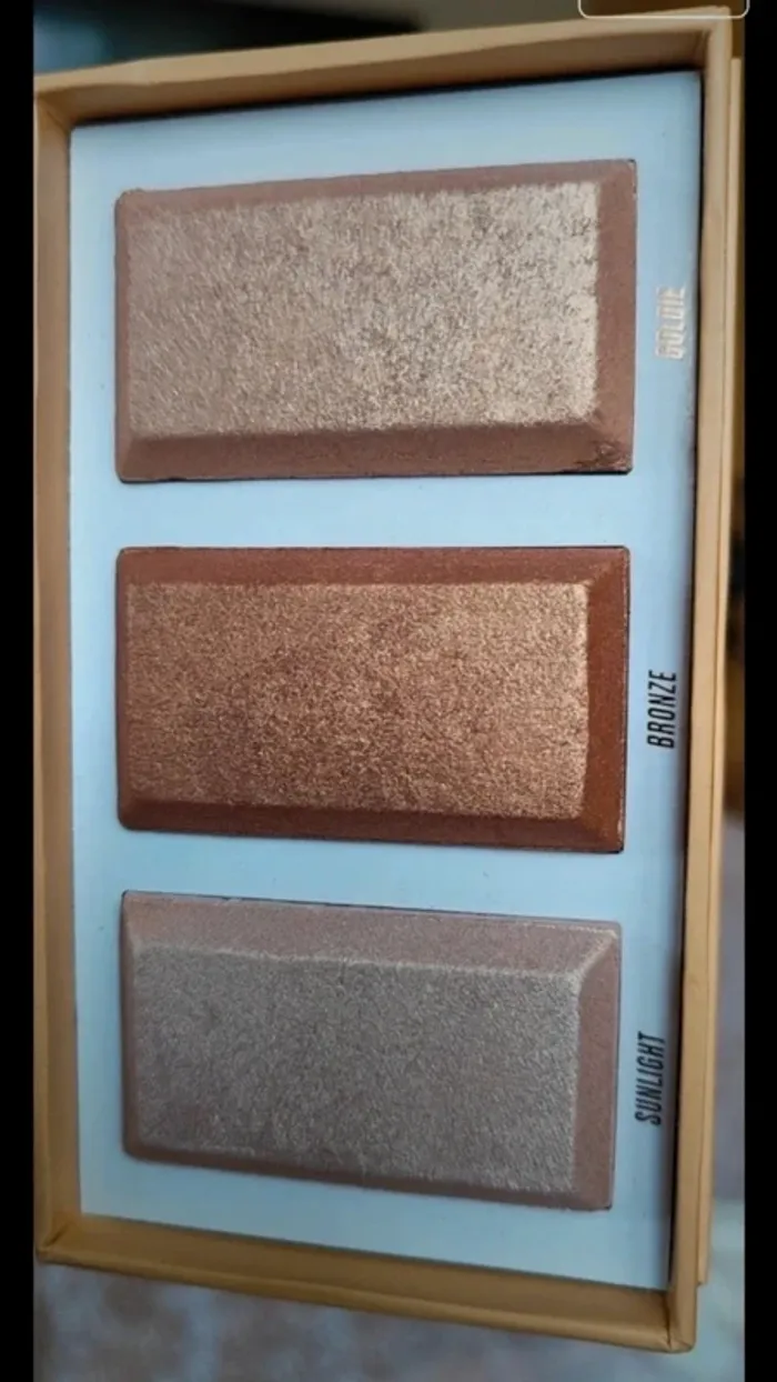 By Beauty Bay Golden Glow Highlighter Palette Teinte Golden Glow
Neuf - photo numéro 6