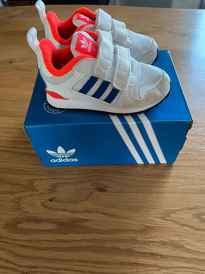 Baskets Adidas taille 21 - photo numéro 4