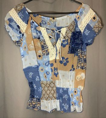 Haut à motifs bleus et beiges »Naf-Naf »manches courtes