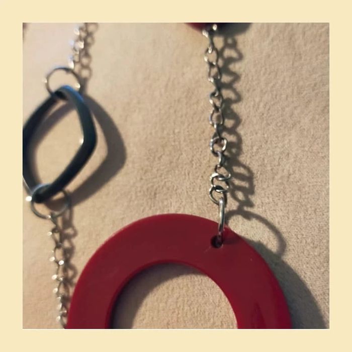 Collier long chaîne argentée et perles fantaisie rouges et grises - photo numéro 6