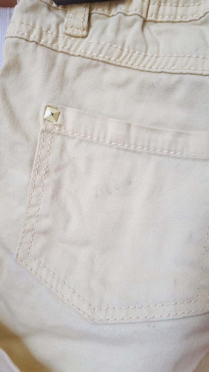 Short jaune - photo numéro 3