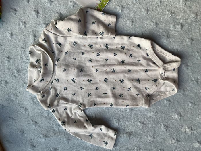 sous pull body manches longues blanc motifs fleurs bleu 3 mois kiabi - photo numéro 3