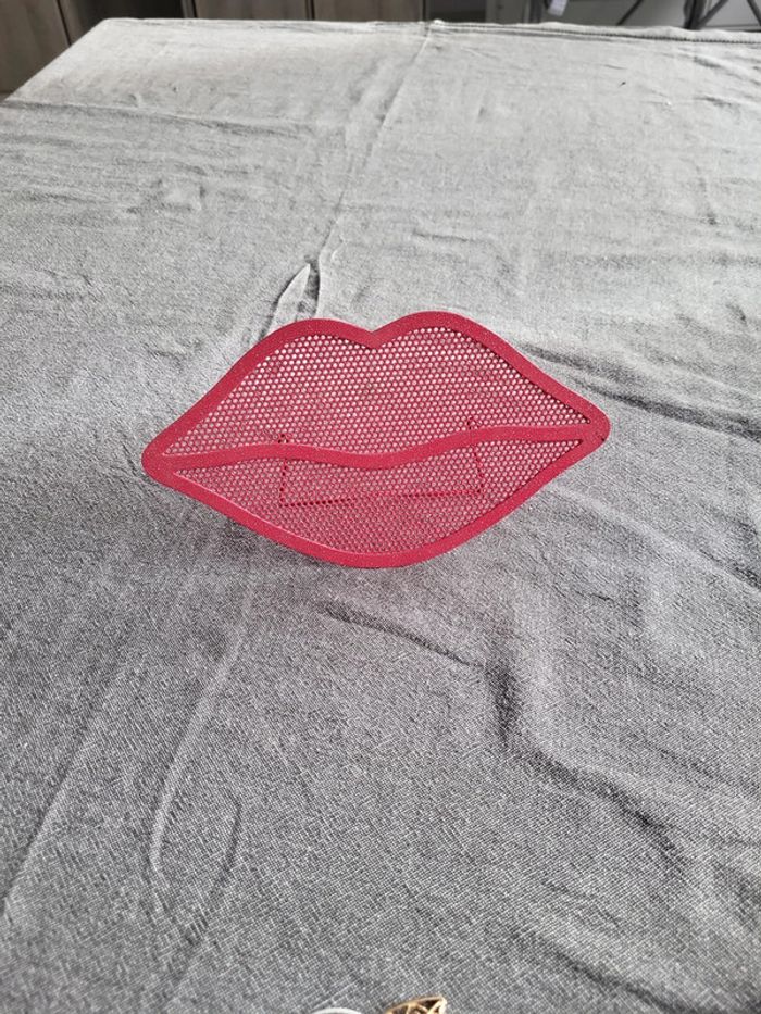 Porte bijoux bouche rose metal