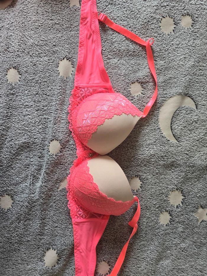Soutien gorge Diabless rose fluo et rose pâle 95C