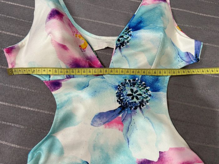 Magnifique maillot de bain 1 pièce à volants ouvert sur les côtés et décolleté - photo numéro 4