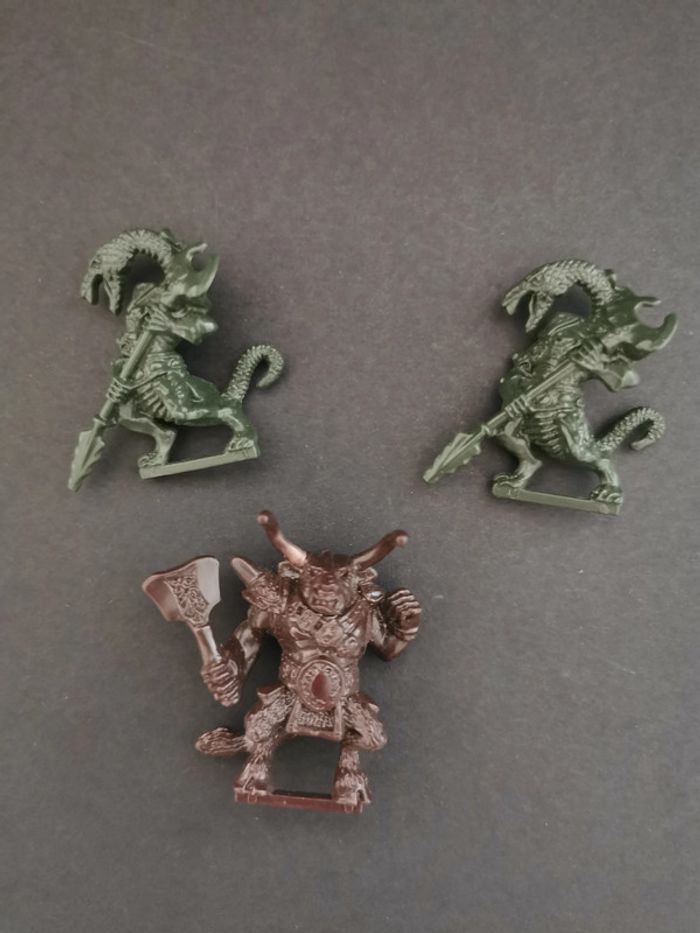 Lot de 3 figurines Dark World  - Village of Fear