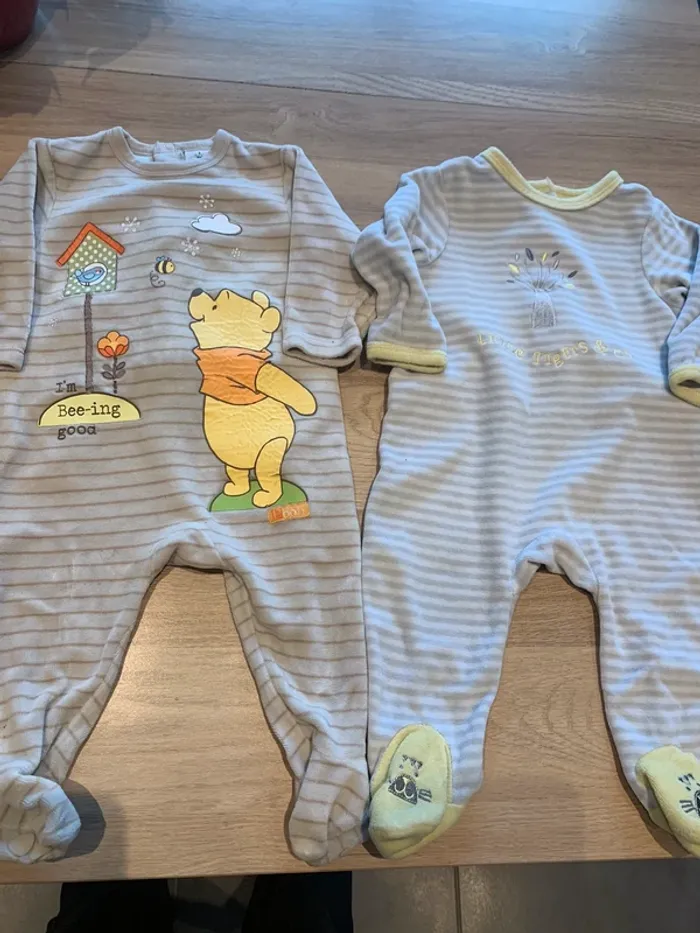 2 pyjamas taille 12 mois