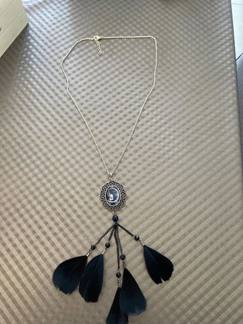Collier cabochon plume noir