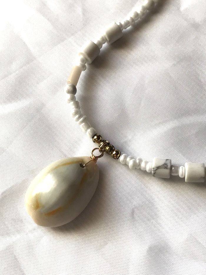 Collier Pendentif Coquillage Perles Blanches Chaîne Bijou Doré Cuivre Verre Fantaisie Hommes Femmes - photo numéro 4