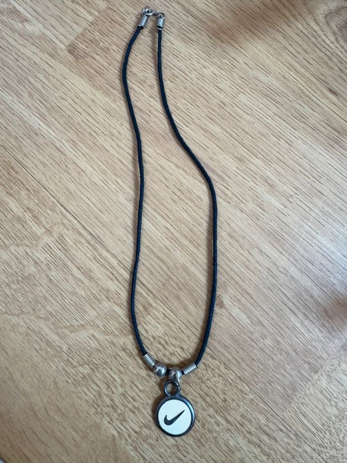 Collier Nike