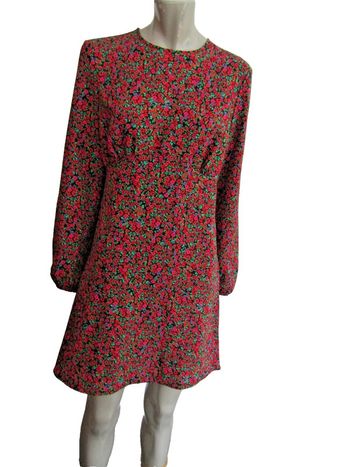 robe d'été en tissu fin  pas de taille indiquée mais convient a une taille 36/38