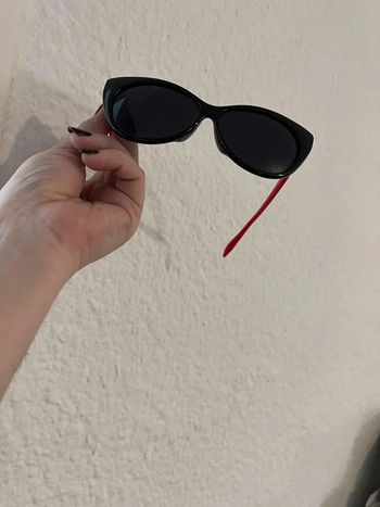 Lunette de soleil oeil de chat noir et rouge en plastique