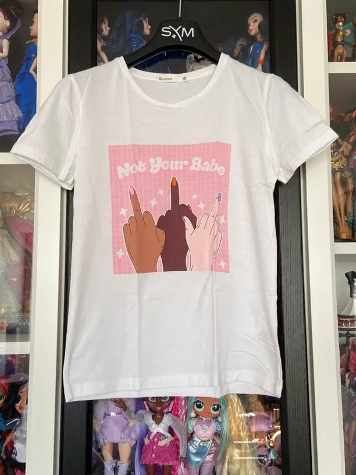 T-shirt blanc Bizzbee « not your babe »