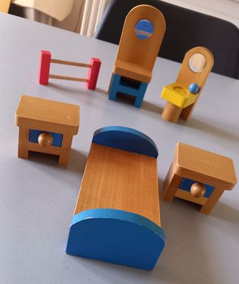 La chambre, petits meubles en bois