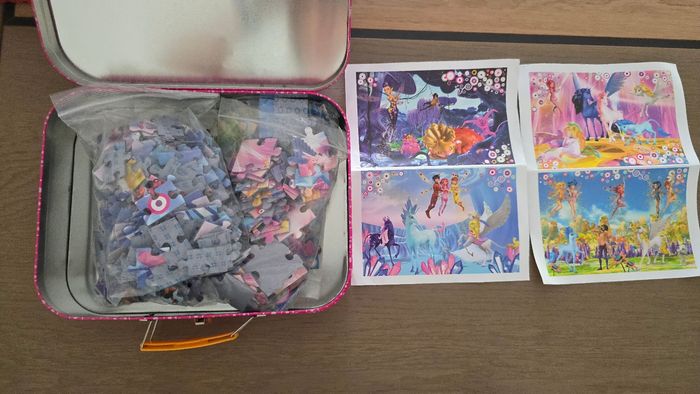 4 puzzles mia et moi avec posters en parfait etat dans une mallette en metal